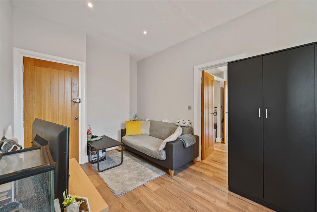 Bear Road, Feltham, TW13