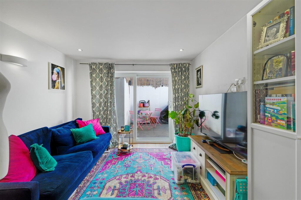 High Street, Hampton Wick, KT1