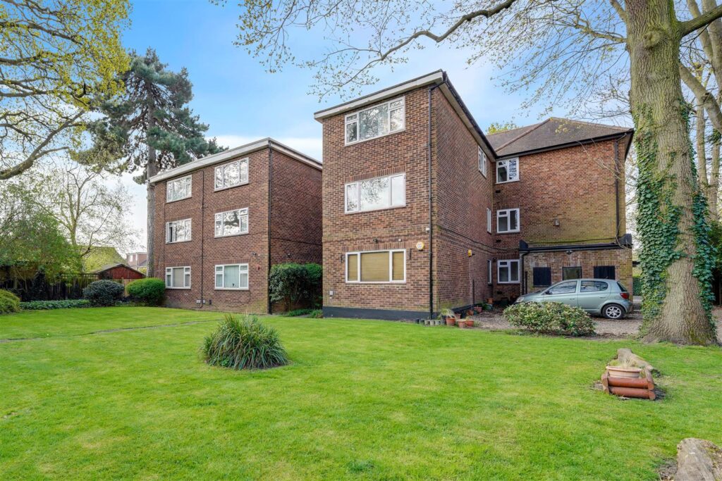 Lincoln Court, Hampton, TW12