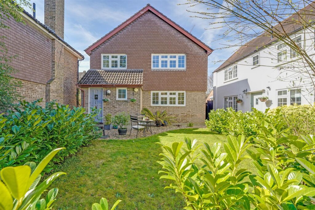Old Farm Road, Hampton, TW12