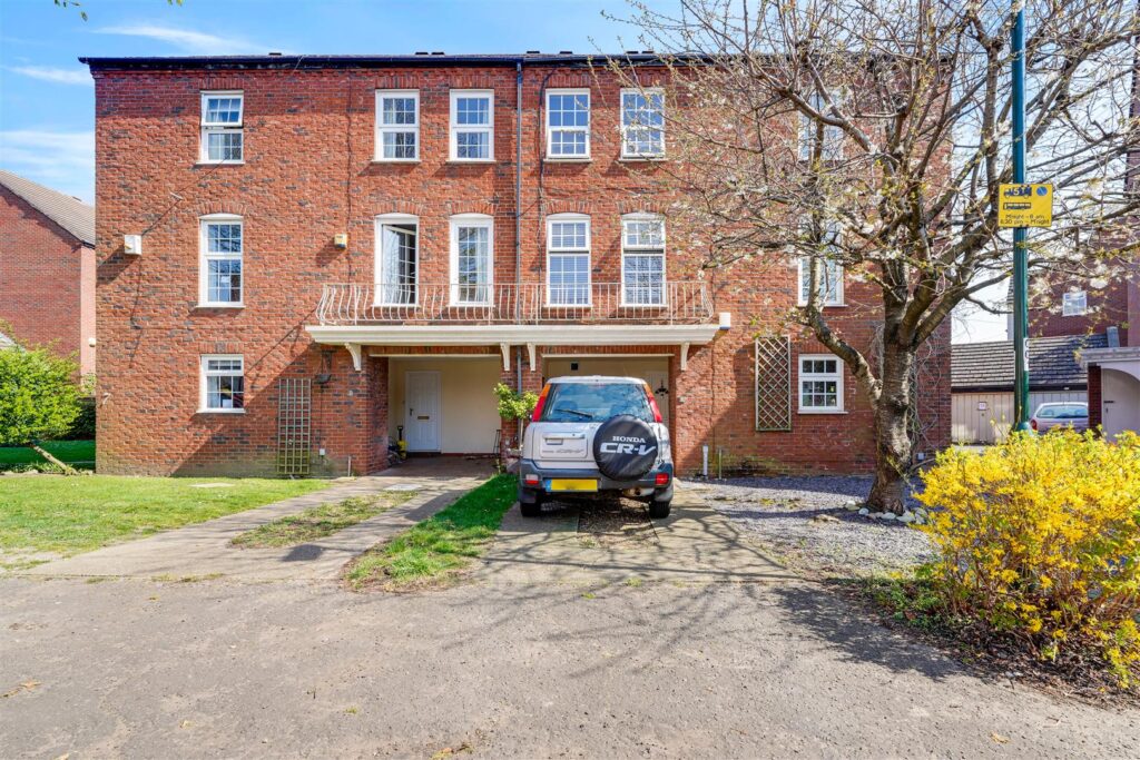 College Close, Twickenham, TW2