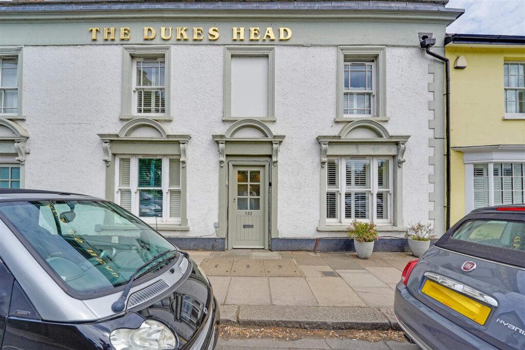 High Street, Hampton, TW12