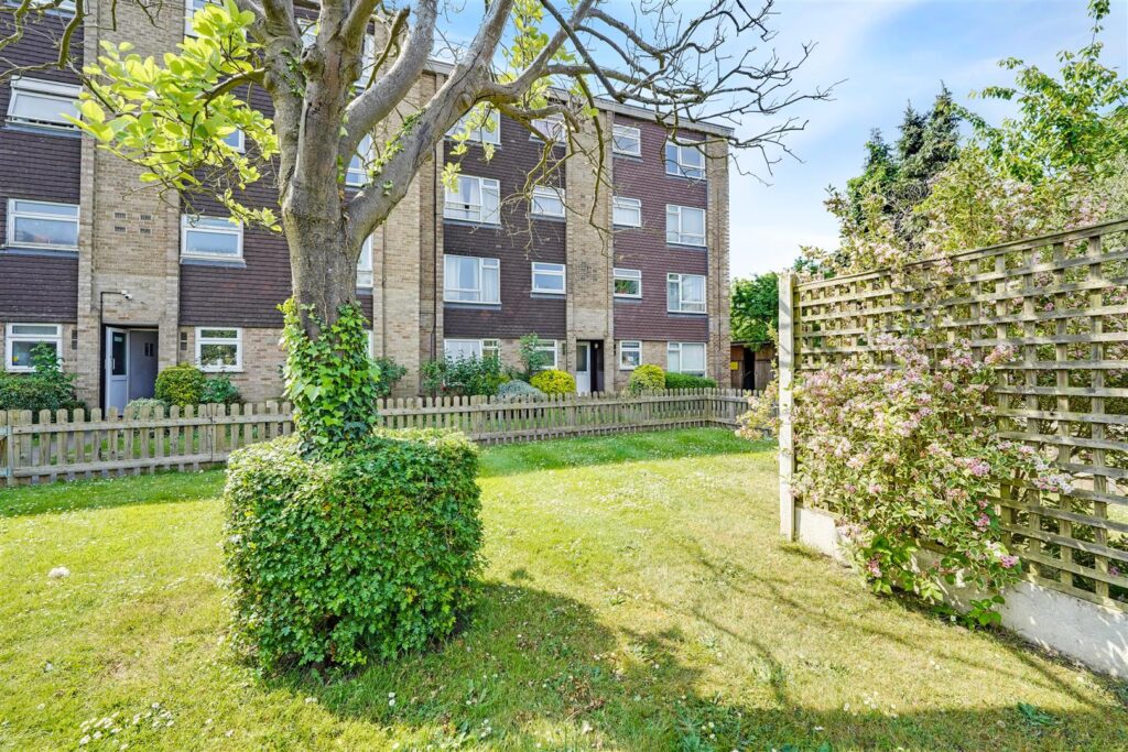 Stourton Avenue, Hanworth, TW13