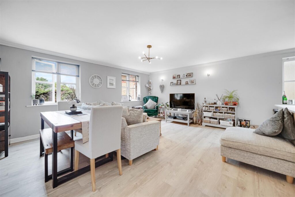 Oakdene Court, Hampton, TW12