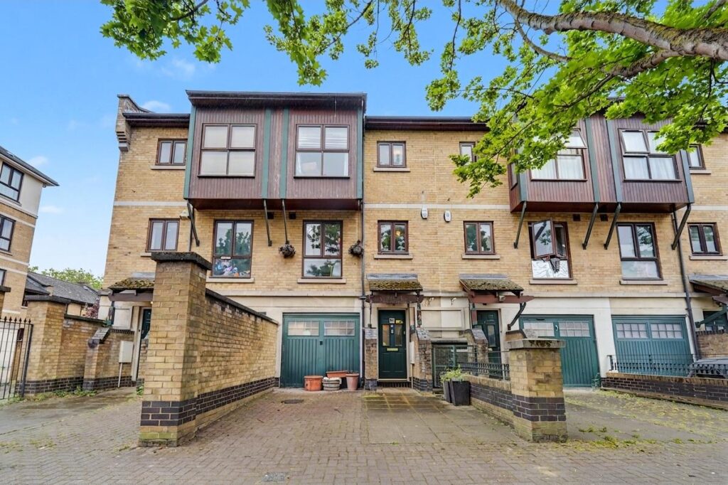 Hanover Avenue, Silvertown, E16