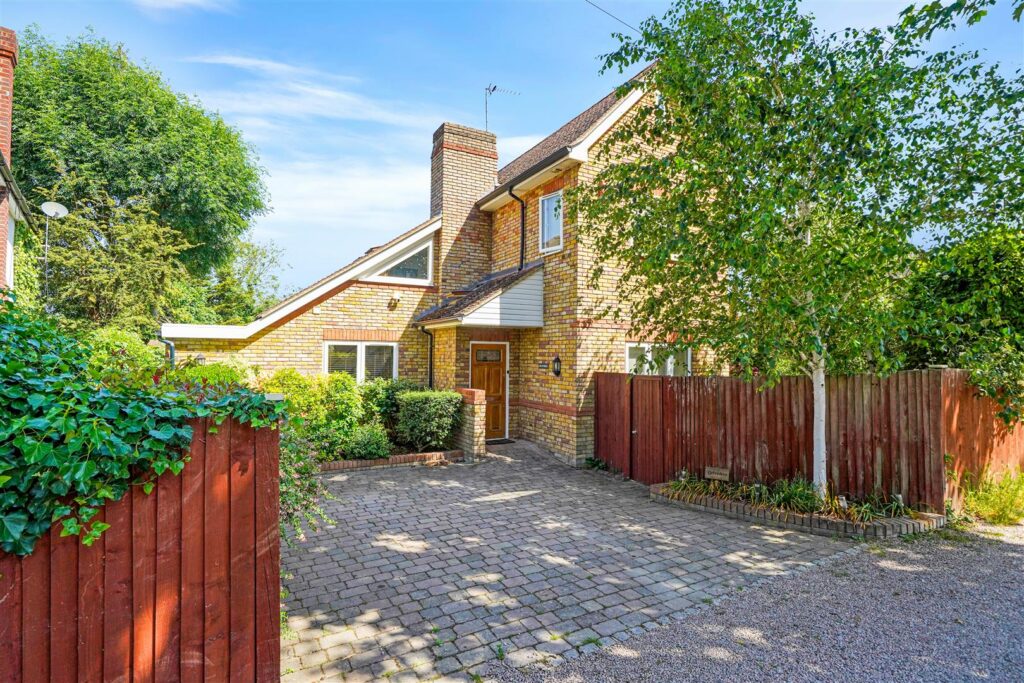 Old Farm Road, Hampton, TW12